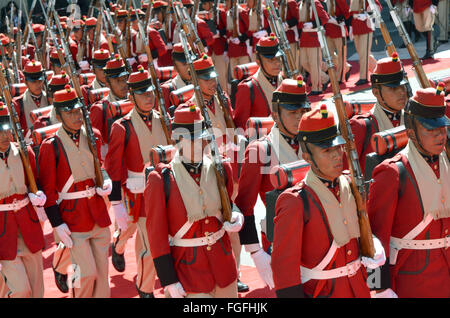La Paz in Bolivia. Il 22 gennaio, 2016. I soldati della guardia presidenziale in attesa per il presidente boliviano Morales a La Paz, Bolivia, 22 gennaio 2016. Il 21 febbraio, Bolivia voti su una modifica della costituzione che consente di Morales per continuare la sua presidenza fino al 2025. Foto: Georg Ismar/dpa/Alamy Live News Foto Stock