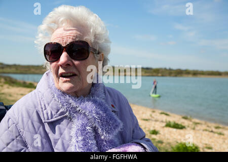 Vecchia Signora sulla spiaggia Foto Stock