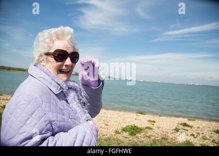 Vecchia Signora sulla spiaggia Foto Stock