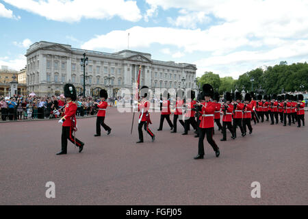 Le protezioni lasciando Buckingham Palace dopo la cerimonia del Cambio della Guardia a Londra, Regno Unito. Foto Stock