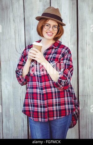 Tanga sorridente donna tenendo una tazza di caffè Foto Stock