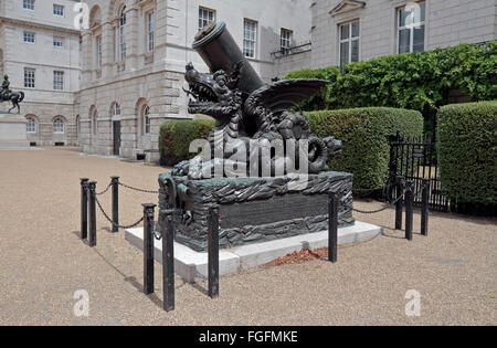 Il Cádiz Memorial, o 'Prince Regent's bomba', un francese del XIX secolo in malta la sfilata delle Guardie a Cavallo in Westminster, Londra, Regno Unito. Foto Stock