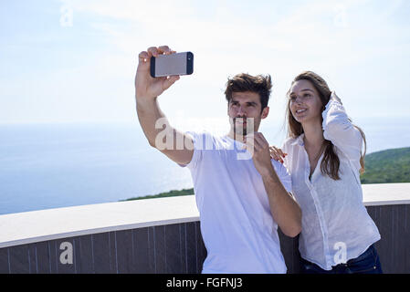 Coppia giovane rendendo selfie insieme Foto Stock