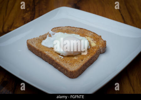 Uovo in camicia su toast Foto Stock