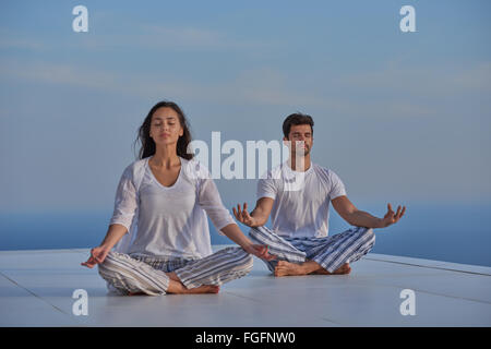 Coppia giovane la pratica dello yoga Foto Stock