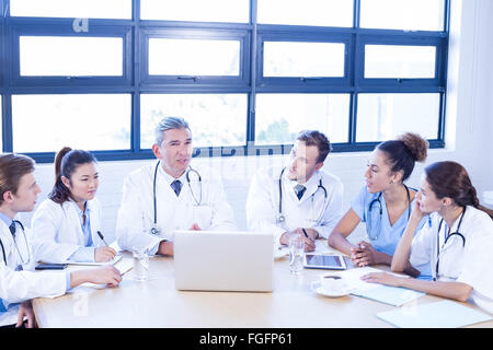 Il team medico di discutere nella riunione Foto Stock