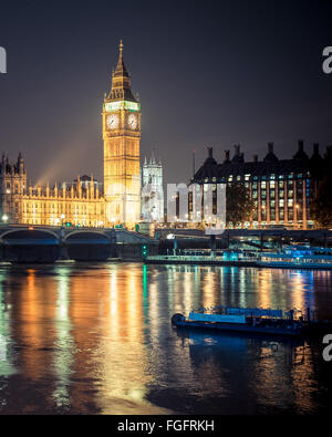 Vista di Londra di notte lungo il Tamigi con il Big Ben e Westminster Foto Stock