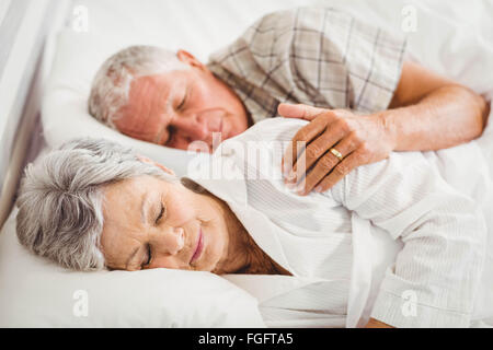Coppia senior di dormire sul letto Foto Stock