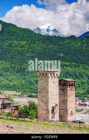 Old Stone Street sulla città di svaneti Mestia Foto Stock