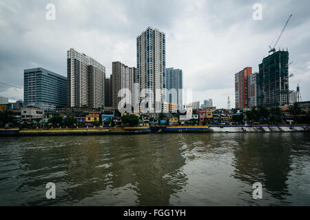 Edifici di Mandaluyong e il fiume Pasig, in Makati, Metro Manila nelle Filippine. Foto Stock