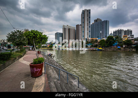 Edifici di Mandaluyong e il fiume Pasig, in Makati, Metro Manila nelle Filippine. Foto Stock