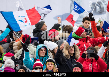 Chamonix, Francia. Il 19 febbraio, 2016. Ventole reagiscono all'arrivo di Thomas Mermillod Blondin in Chamonix al downhill traguardo. Gli uomini alpini del evento combinato (in discesa e slalom maschile) si è conclusa con il tratto in discesa della gara di ieri a causa di condizioni atmosferiche (neve pesante) precedentemente in Chamonix. La gara è iniziata a 15.15h su un corso abbreviato dopo una ulteriore ora di ritardo. Il podio è stato - 1- PINTURAULT Alexis (FRA) 2:13.29 2- PARIS Dominik (ITA) 2:13.56 3-MERMILLOD BLONDIN Thomas (FRA) 2:13. Credito: Genyphyr Novak/Alamy Live News Foto Stock