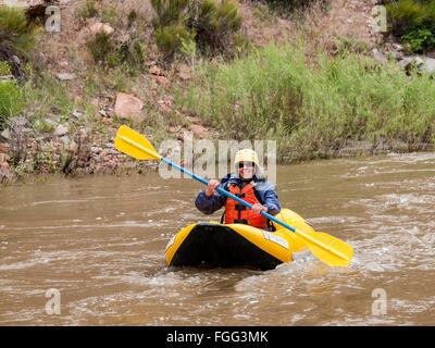 Donna righe a duckie a valle di Big Joe rapido, Yampa River, Dinosaur National Monument, Colorado. Foto Stock