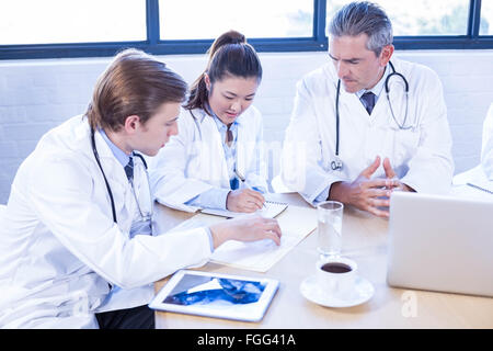 Il team medico di discutere nella riunione Foto Stock