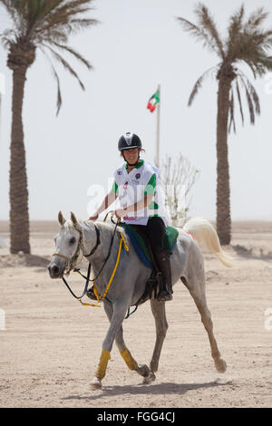 Pilota femmina vicino alla fine di una fase di endurance racing al CHI Al Shaqab 2014 Foto Stock