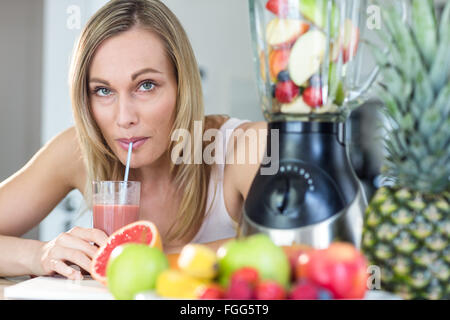 Bella donna bionda tiene il frullato fatti in casa Foto Stock