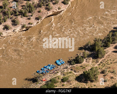 Zattere attraccate al Harding Foro Campeggi come si vede dalla ruota di carro punto si affacciano, Yampa River Canyon, dinosauro Mo nazionale Foto Stock