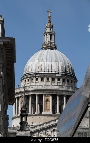 La Cattedrale di St Paul, Londra contro un cielo blu sullo sfondo visto dalla Watling Street. Foto Stock