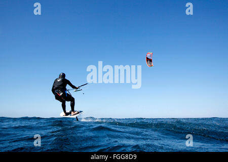 Kite Surfer Mayeul Riffet in azione su un trasferimento a caldo kiteboard, Lorient, Brittany, Francia. Foto Stock