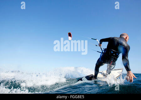 Kite Surfer Mayeul Riffet in azione su un trasferimento a caldo kiteboard, Lorient, Brittany, Francia. Foto Stock
