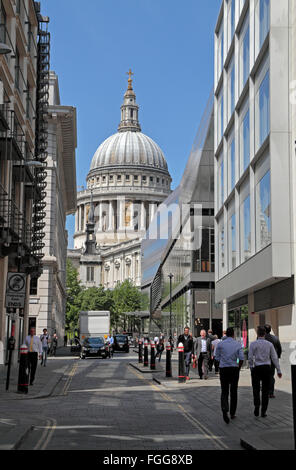 La Cattedrale di St Paul, Londra contro un cielo blu sullo sfondo visto dalla Watling Street. Foto Stock