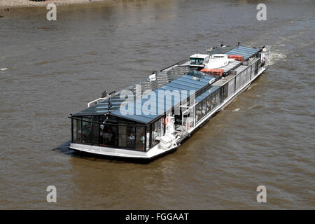 Il Bateaux London Parisien pranzo/cena crociera in barca (chiamato sinfonia) sul Fiume Tamigi nella città di Londra, Regno Unito. Foto Stock