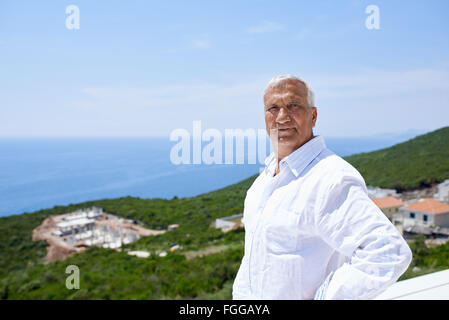 Senior uomo davanti casa moderna Foto Stock