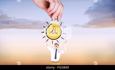 Immagine composita della mano che tiene la lampadina luce doodle Foto Stock
