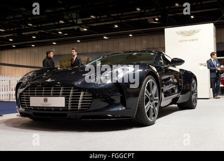 Londra, Regno Unito. 18 Febbraio, 2016. Aston Martin display. Credito: Martyn Goddard/Alamy Live News Foto Stock