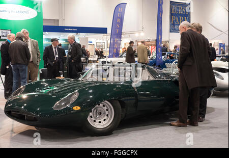 Londra, Regno Unito. 18 Febbraio, 2016. Jaguar restauratore dello stand a Londra Classic Car Show ExCeL Exhibition Centre London UK Credit: Martyn Goddard/Alamy Live News Foto Stock
