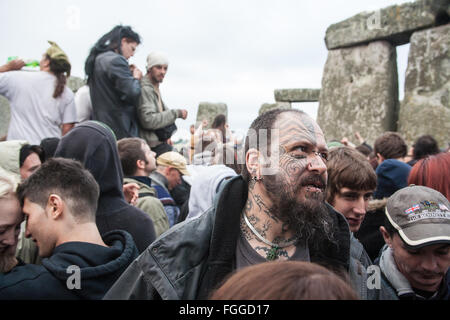 Persone,tra,a,vicino,antica,Stonehenge,pietre,durante,Solstizio d'estate sunrise giugno,Wiltshire, Inghilterra,inglese,campagna,UK, Foto Stock