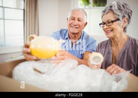 Coppia senior disimballaggio di una scatola di cartone Foto Stock