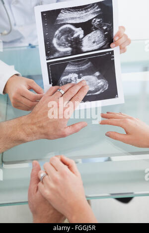 Coppia felice di parlare al medico Foto Stock