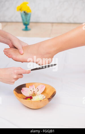 Donna di ottenere una pedicure DA ESTETISTA Foto Stock