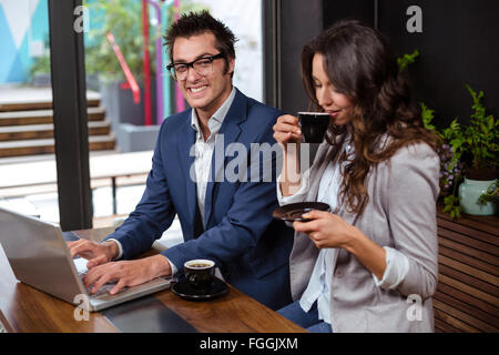 La gente di affari a lavorare con il computer portatile e caffè Foto Stock