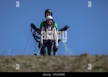 Cordiale incontro tra i parapendii nei pressi di Ginevra Foto Stock