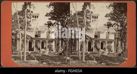 Questa fotografia raffigura la Crossman House, catturata da A. C. McIntyre. L'immagine si concentra sul design architettonico della casa, evidenziando l'esterno e il paesaggio circostante. Foto Stock