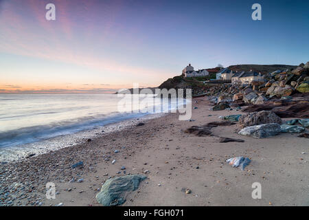 Alba presso il piccolo villaggio di Hallsands sulla costa sud del Devon Foto Stock