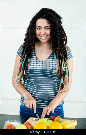 Ritratto di donna di frutti di taglio sul tagliere Foto Stock