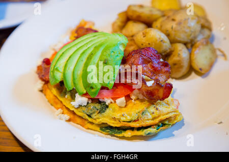 Gli avocadi sulla cima di una frittata o frittata presso un ristorante per la prima colazione. Foto Stock