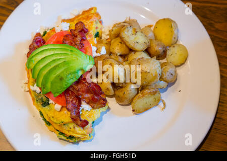 Gli avocadi sulla cima di una frittata o frittata presso un ristorante per la prima colazione. Foto Stock