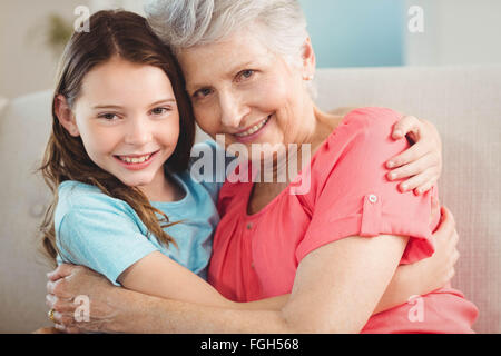 Ritratto di Nonna e nipote abbracciando Foto Stock