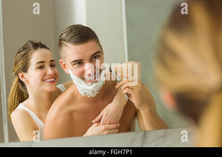 Donna mettendo schiuma da barba sulla faccia di fidanzati Foto Stock