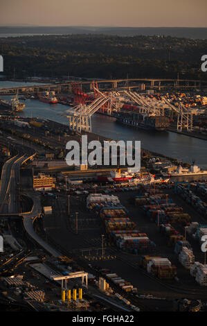 Immagine retrò del Porto di Seattle con grandi gru in fila e banchine di carico per merci importate ed esportate Seattle Waterfront Seattle Washington Foto Stock