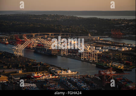 Immagine retrò del Porto di Seattle con grandi gru in fila e banchine di carico per merci importate ed esportate Waterfront Washington state USA Foto Stock