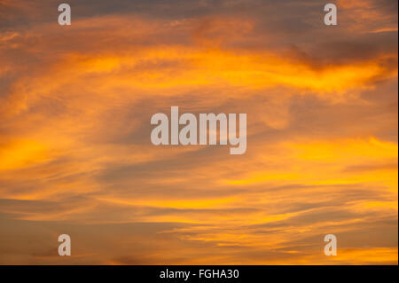 Cirrus nuvole tramonto con drammatica i modelli cloud Foto Stock