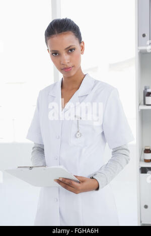 Medico guardando la telecamera Foto Stock