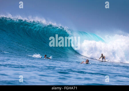 Navigare in un'onda.Nusa Lembongan island.Indonesia. Foto Stock