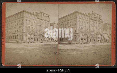 Questa fotografia di G. C. Robinson & Co. Mostra una vista di W. Broad e Bank St. A Newark, New Jersey, catturando la scena di strada e l'architettura urbana dell'epoca. Foto Stock