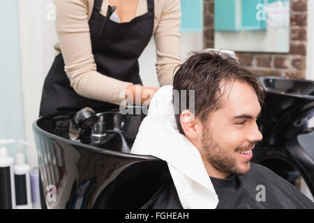 Hair stylist essiccamento mans capelli Foto Stock